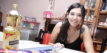 Da clases de apoyo a cambio de comida y útiles\u002E