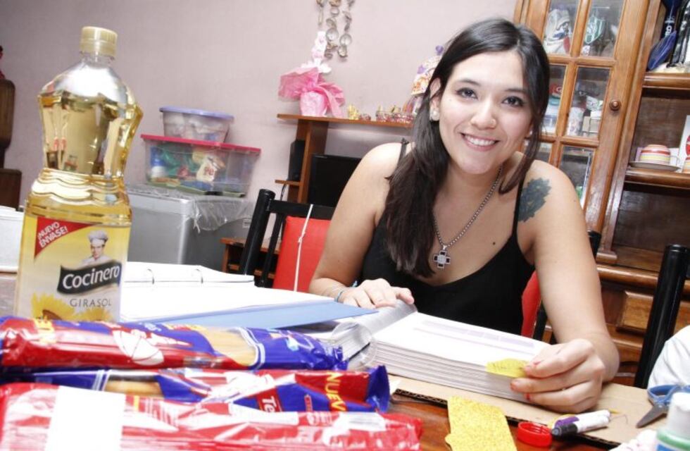 Joven da clases de apoyo a cambio de comida y útiles para chicos humildes