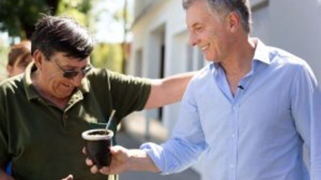 DYN13, LARROQUE 16/12/2016, EL PRESIDENTE MAURICIO MACRI PARTICIPu00d3 HOY DEL u00daLTIMO TIMBREO NACIONAL DE CAMBIEMOS DEL Au00d1O CON UNA RECORRIDA POR LA LOCALIDAD DE LARROQUE, EN ENTRE Ru00cdOS.rnFOTO:DYN/PRESIDENCIA. entre rios mauricio macri timbreo nacional a los vecinos de larroque presidente visita a la gente en su casa vivienda mandatario con los vecinos del lugar
