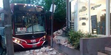 Colectivo impactó contra una casa