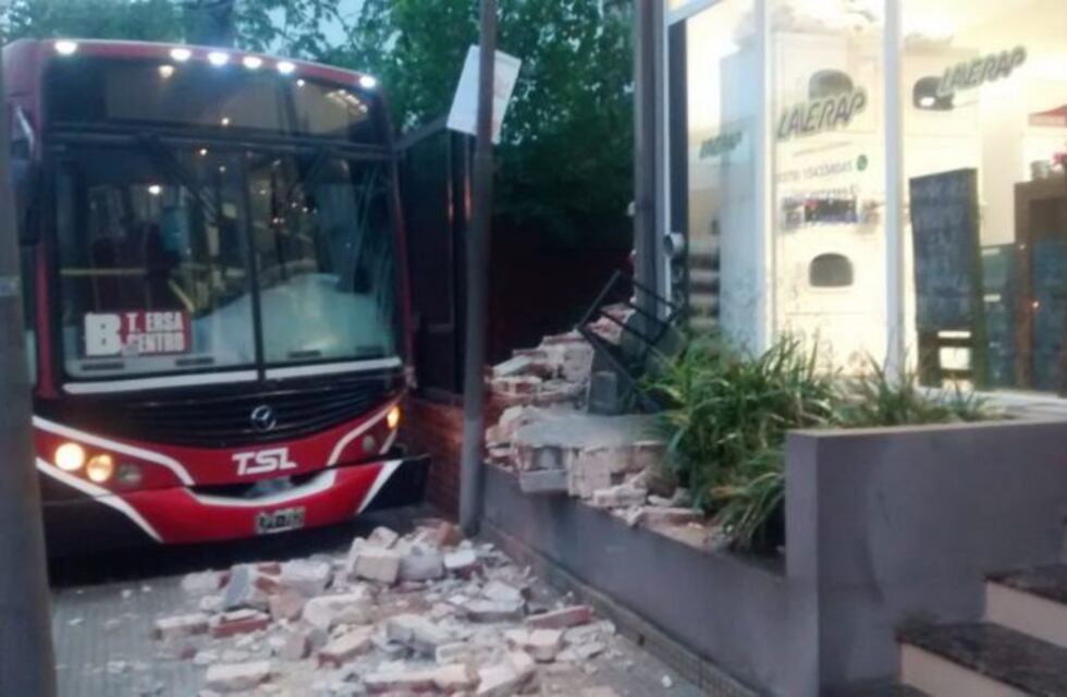 Colectivo terminó en el frente de una casa