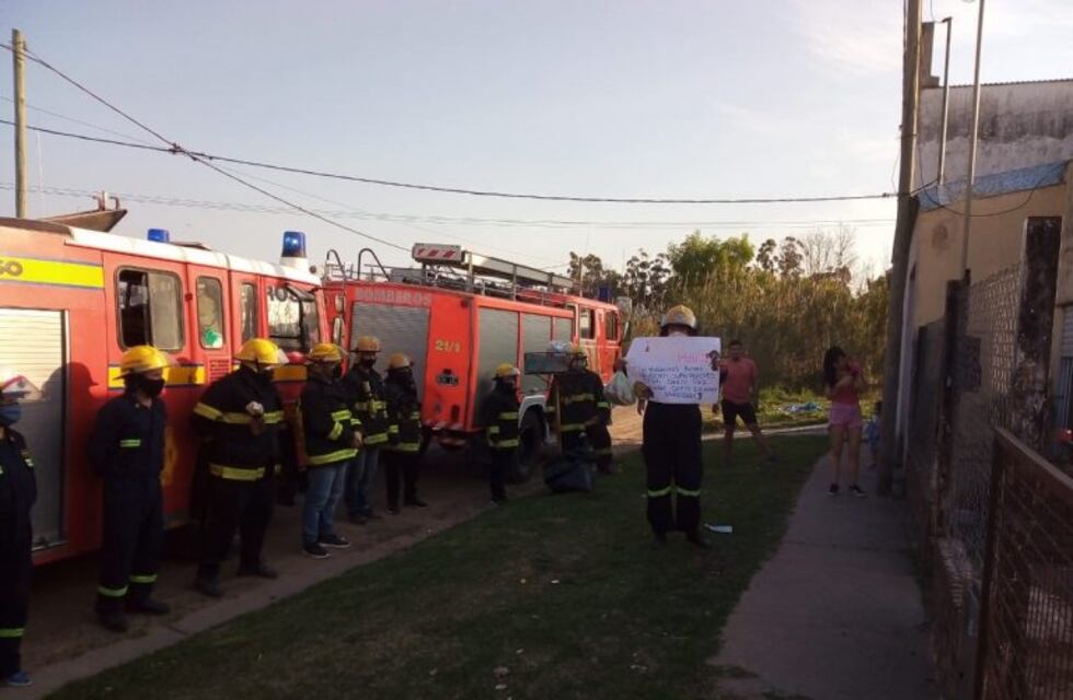 Bomberos entrerrianos aplaudieron y agradecieron a Bombera con Covid-19