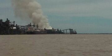 La explosión se produjo en un sector de la planta de la empresa Cofco, ex Nidera, en Puerto San Martín\u002E (@cburde)