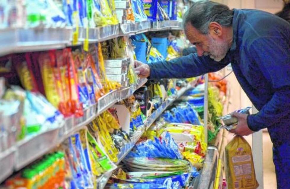 Las Grutas: multan a supermercados por vender más de mil productos vencidos