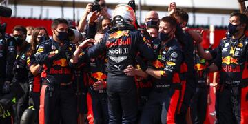 Silverstone (United Kingdom), 09/08/2020\u002E- Dutch Formula One driver Max Verstappen of Aston Martin Red Bull Racing celebrates with members of his team after winning the 70th Anniversary Formula One Grand Prix of Great Britain at the Silverstone Circuit, in Northamptonshire, Britain, 9 August 2020\u002E (Fórmula Uno, Gran Bretaña, Reino Unido) EFE/EPA/Bryn Lennon/ Pool