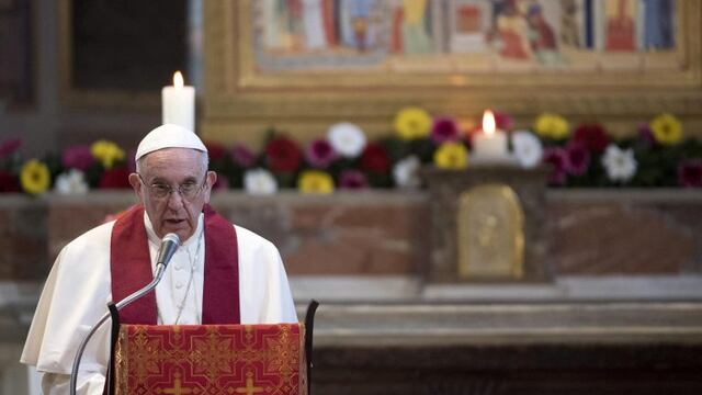 Pope Francis leads a mass at the Basilica of Saint Bartholomew on Tiber island in Rome, April 22, 2017. REUTERS/Maurizio Brambatti/Pool