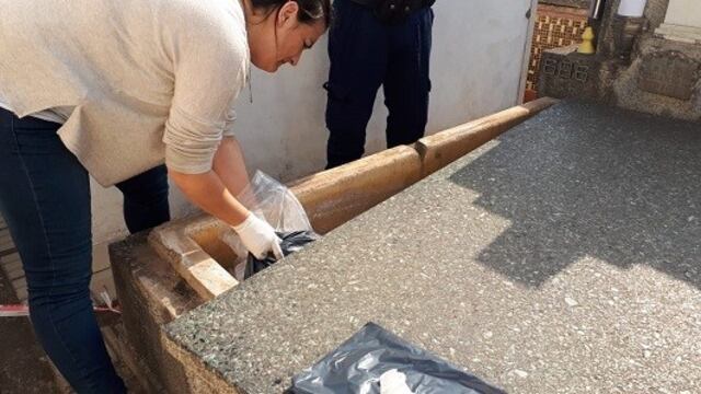 Las mujeres trasladaron los restos mortuorios del cementerio de Oliva hacia su casa y otro camposanto\u002E