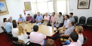 Reunión de trabajadores y políticos para frenar traslado de tabacalera