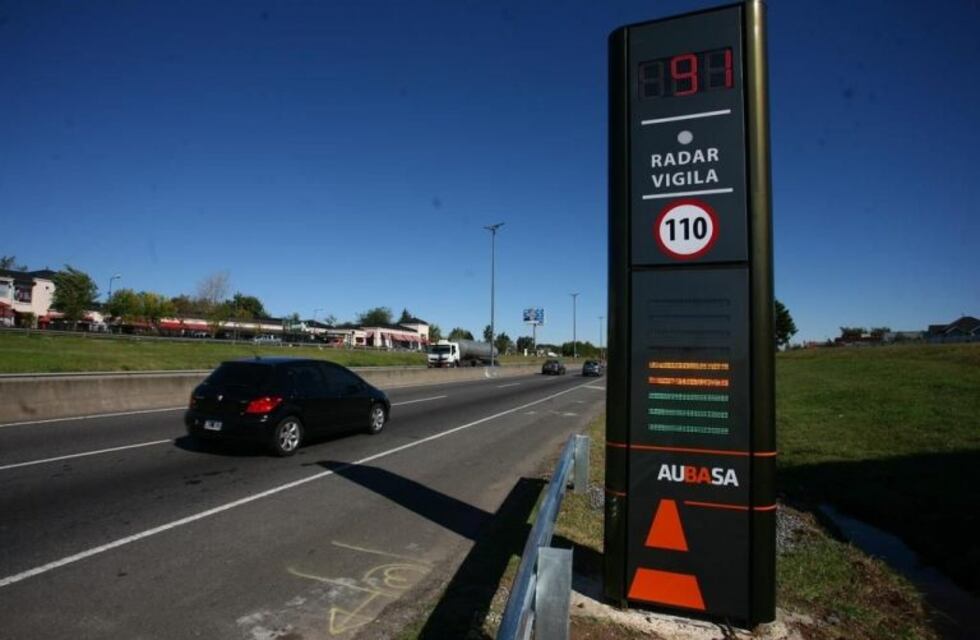 Instalarán detectores gigantes de velocidad en las calles de La Plata