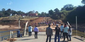 Habilitan una balsa para cruzar desde Piray a Paraguay