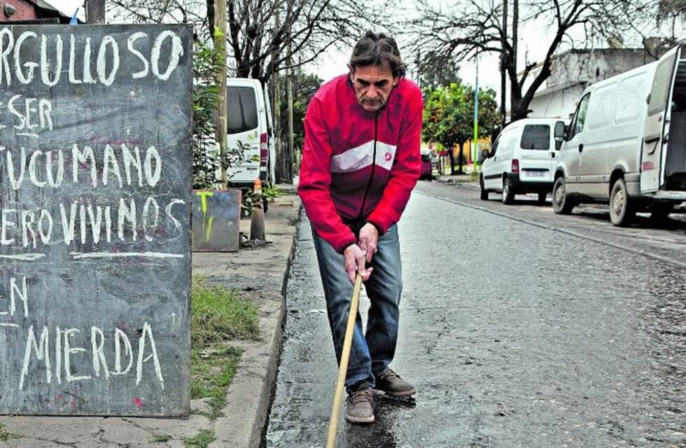 Colocó carteles irónicos para que la SAT solucione los problemas de cloaca