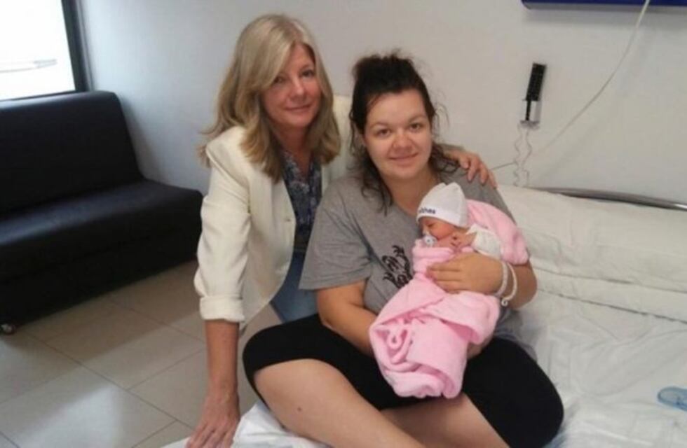 Fue al hospital por un dolor de panza y tuvo una nena de casi 3 kilos