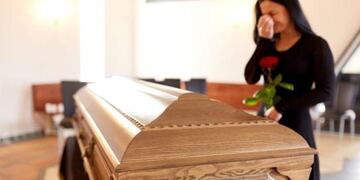 Su abuela murió durante la pandemia y en el velorio se dio cuenta que le dieron otro cuerpo