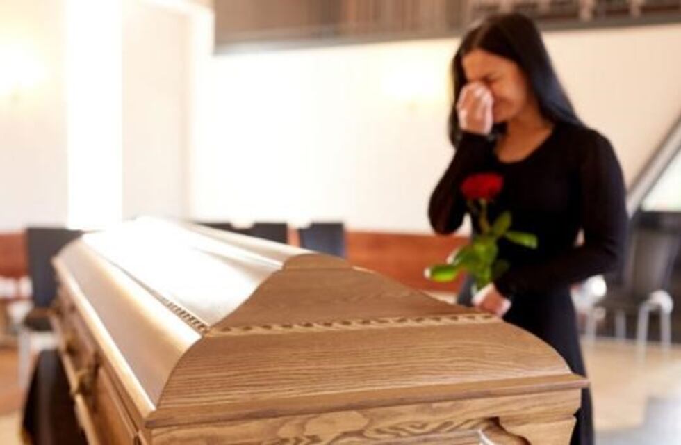 Su abuela murió durante la pandemia y en el velorio se dio cuenta que le dieron otro cuerpo
