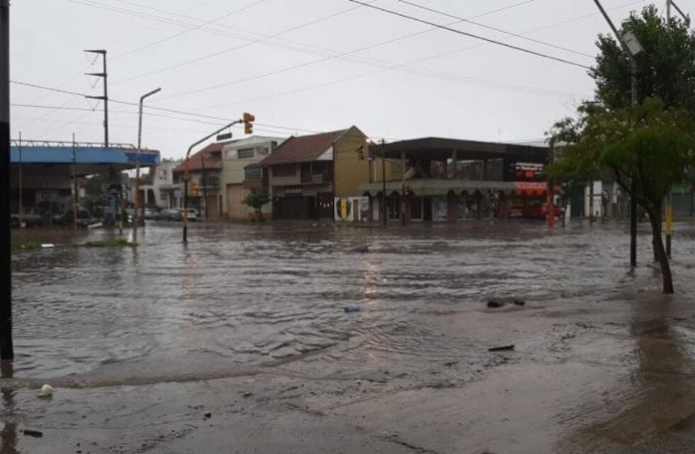 Siguen las complicaciones en las calles de Mar del Plata por el fuerte temporal