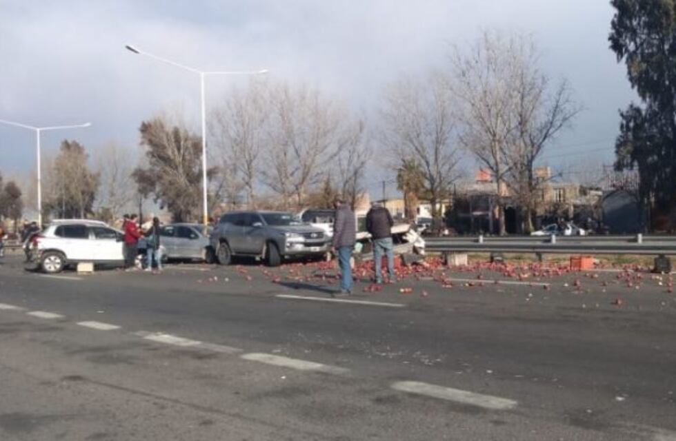 Espectacular choque en cadena entre cuatro autos en el Acceso Sur