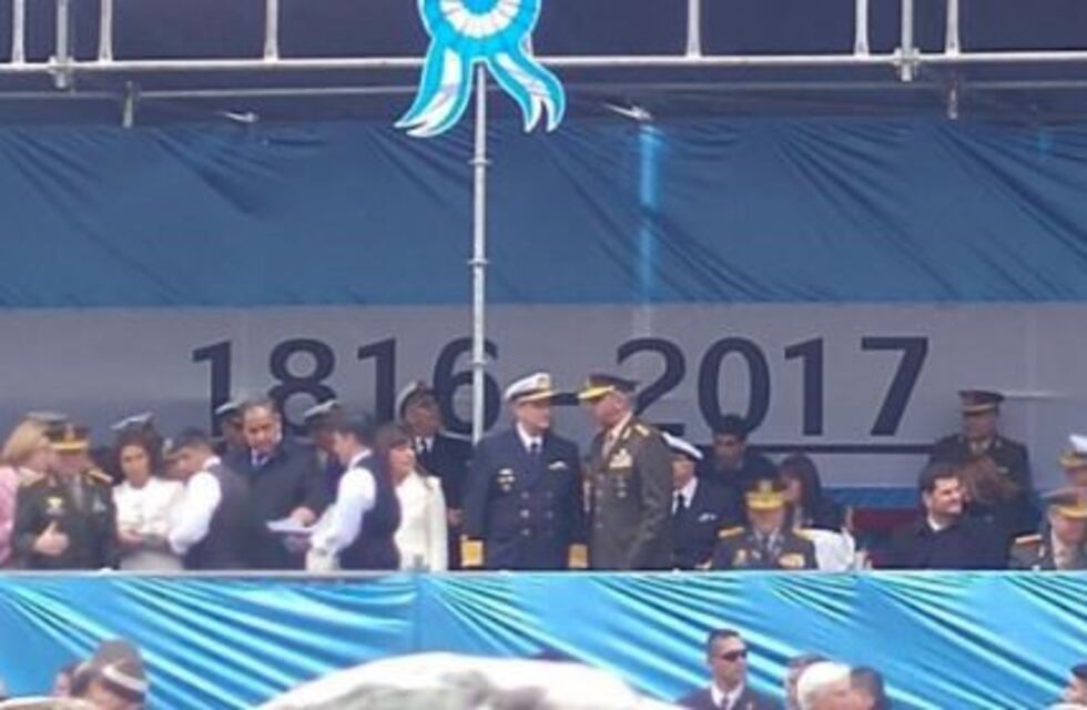 El ministro de Defensa dio detalles del "error histórico grave" en el palco oficial del 25 de mayo