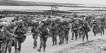 Soldados argentinos llegando a las Malvinas durante la guerra de 1982\u002E