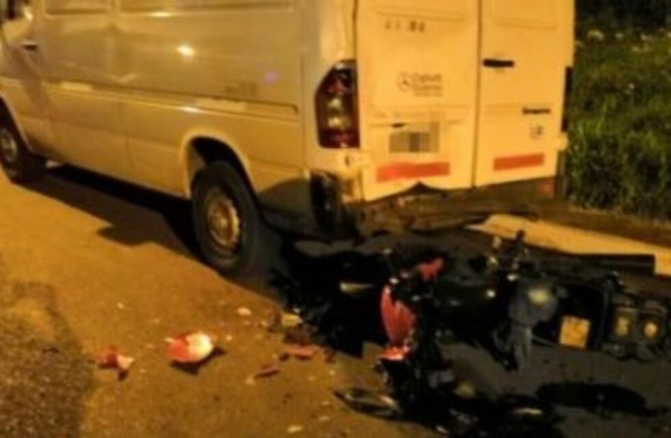 Dos heridos graves al chocar su motocicleta con una combi