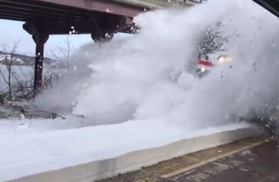Nueva York: un tren ingresó a una estación y tapó a los pasajeros con nieve