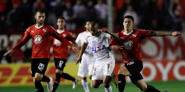 El uruguayo Carlos Sánchez, la piedra en el zapato para Santos de Brasil que generó el reclamo de Independiente ante la Conmebol\u002E EFE/David Fernández