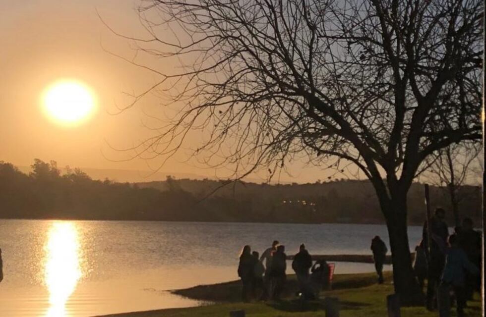 Una multitud en la costanera para ver el eclipse en Carlos Paz