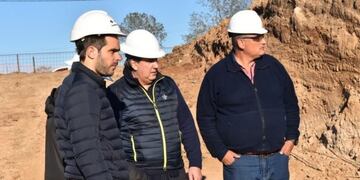 Passaglia y Gigante de recorrida por el zanjón San Nicolás\u002E (Municipalidad)