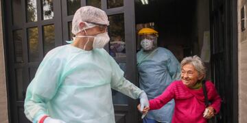 Medical staff evacuate an elderly woman from a nursing home after multiple residents of the facility tested positive for the COVID-19 coronavirus, in Buenos Aires, Argentina, Wednesday, April 22, 2020\u002E (AP Photo/Natacha Pisarenko)