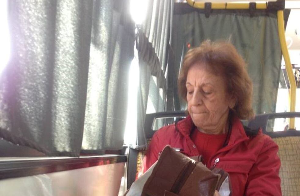 La mujer de la que todos hablan: rayó el colectivo para criticar a Macri