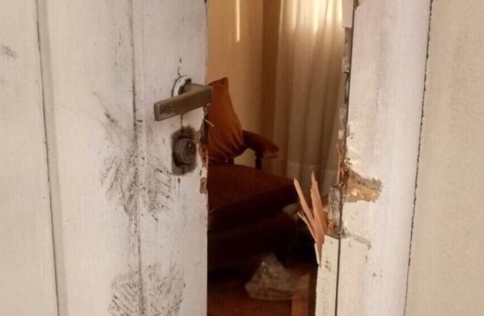 Delincuentes ingresaron por la fuerza, le robaron los ahorros y un arma