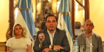 Conferencia de prensa del gobernador Valdés\u002E