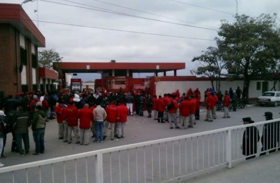 Camioneros de las distribuidoras de Coca Cola paran por tiempo indeterminado en todo el país