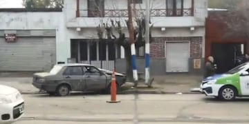 La Plata: chocó contra una columna del alumbrado y murió