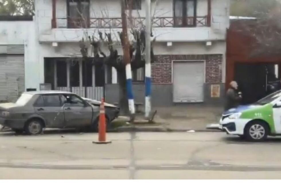 La Plata: chocó contra una columna del alumbrado y murió