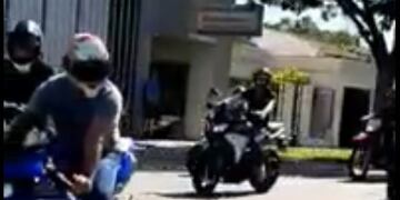 Los amigos de Gonzalo Glaría acompañaron el cuerpo hasta el cementerio municipal en sus motos (web)
