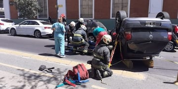Choque y vuelco en Recoleta (Foto: Twitter/solotransito)