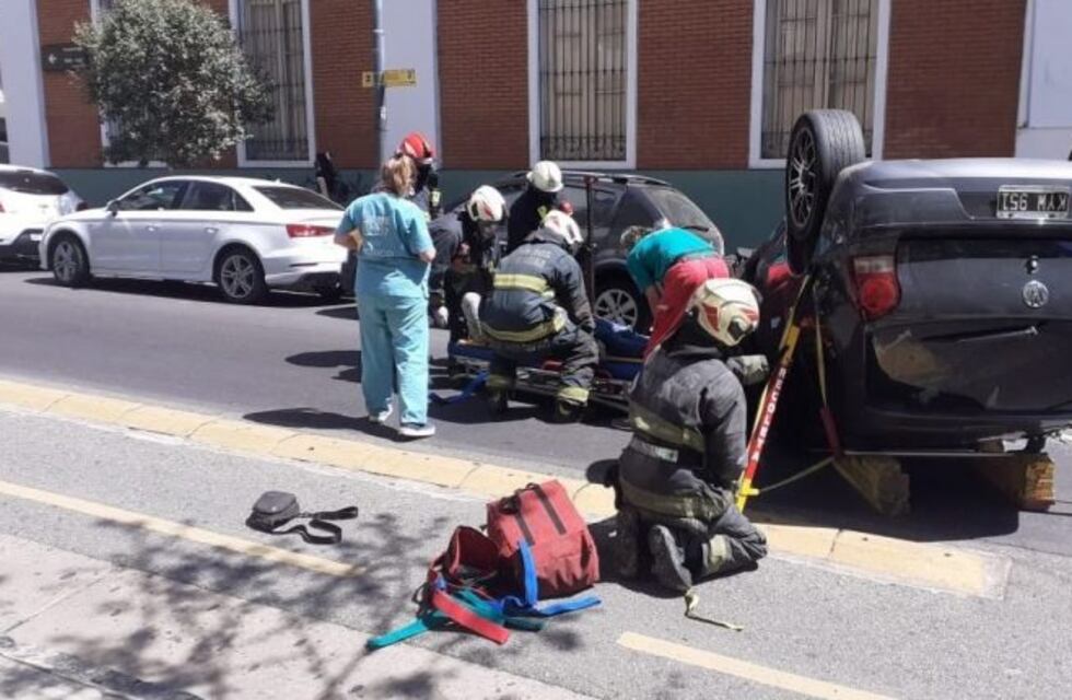 Choque y vuelco en pleno Recoleta: una mujer resultó herida