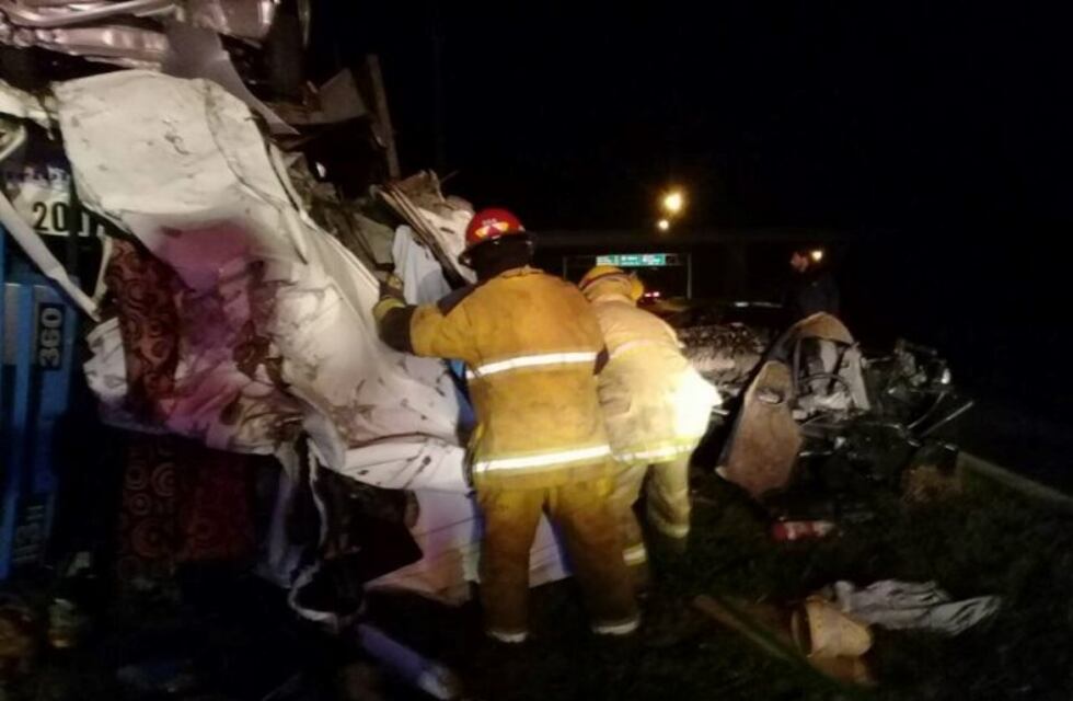 Un camionero debió ser rescatado tras un tremendo choque en la autopista a Santa Fe