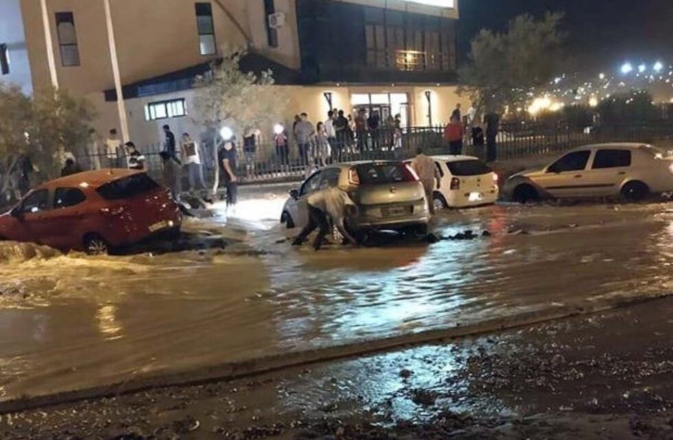 Otra rotura del acueducto produjo un río inundando las calles