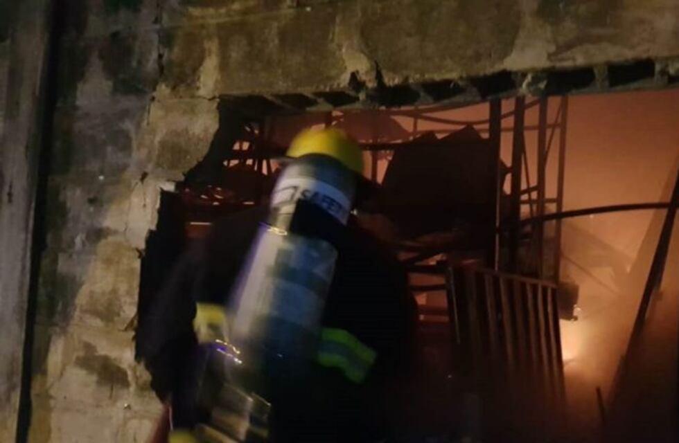 Se prendió fuego un galpón de maderas