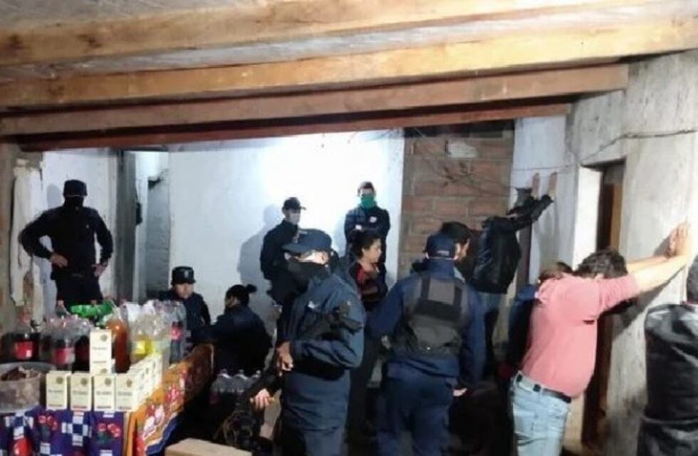 Desplazaron al intendente que violó la cuarentena para comer un asado con amigos