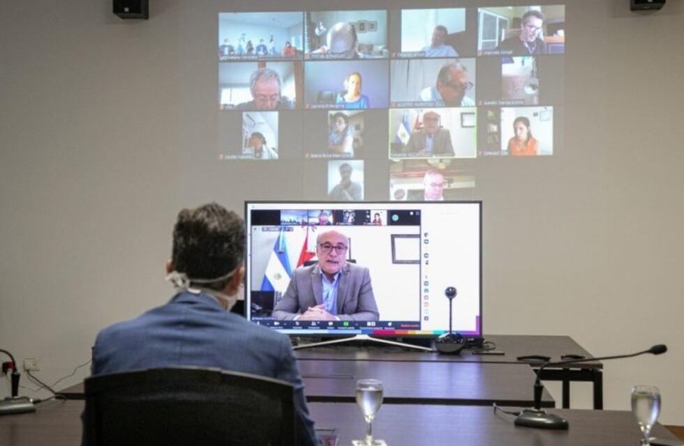 Accastello dio a conocer futuras medidas acerca de la industria en la Legislatura Provincial