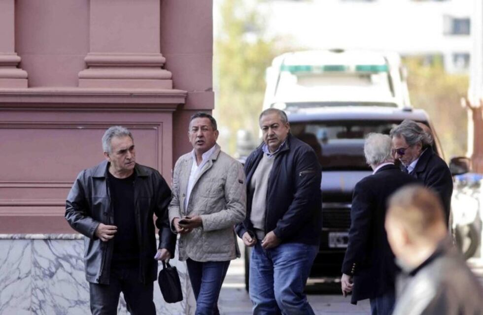 El Gobierno se reúne con la CGT y con empresarios para desactivar el paro general