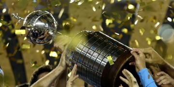 gremio campeon Soccer Football - Copa Libertadores Final - Argentina’s Lanus v Brazil's Gremio - Ciudad de Lanus stadium, Lanus, Argentina - November 29, 2017 - Gremio players celebrate with the trophy\u002E REUTERS/Marcos Brindicci cancha lanus futbol copa libertadores partido final futbol futbolistas lanus gremio de porto alegre