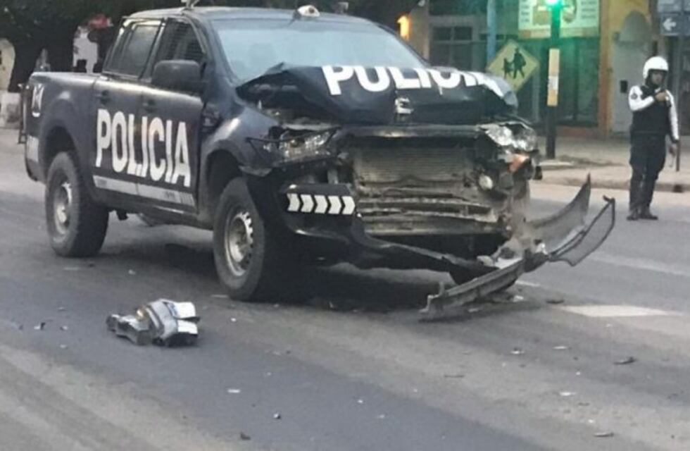 Un móvil policial chocó de atrás a un camión cargado con corderos en Tunuyán
