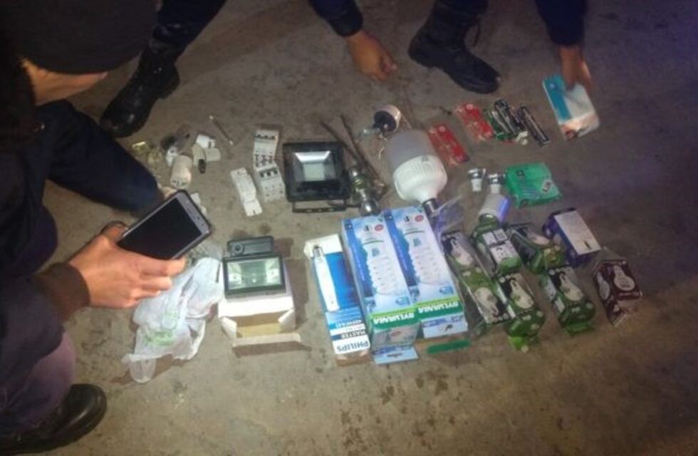 Salieron a robar lámparas de bajo consumo y los agarraron