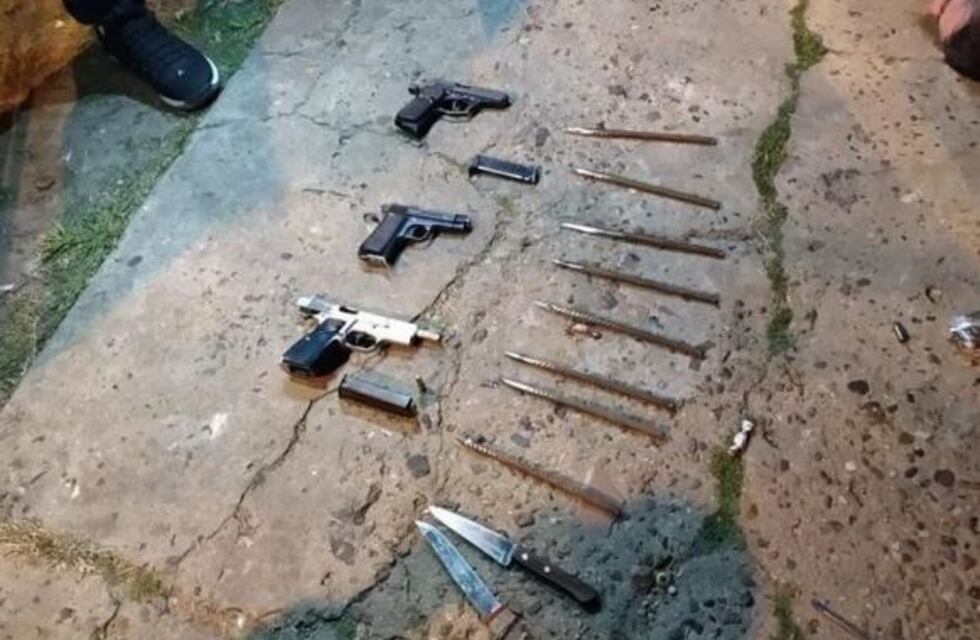 Detuvieron a barras de Chacarita armados con una ametralladora y pistolas