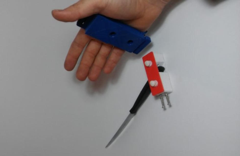 Cordobés creó un kit para personas con problemas de movilidad en las manos