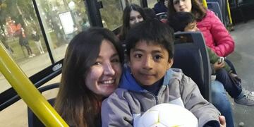 Festejo del cumpleaños de un niño arriba de un colectivo de Río Cuarto