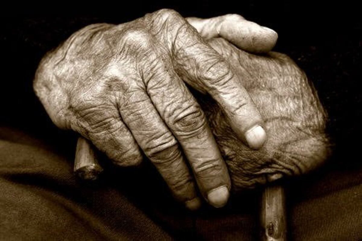 Manos de anciano\u002E (Web)